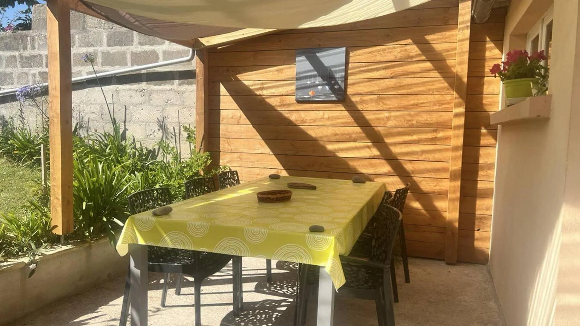 659 - Charmante Maison En Pierres, Dans Le Centre D'Erquy, France